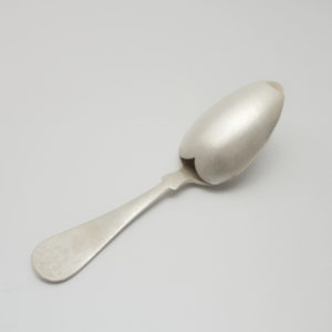 The spoon is an art project by Maki Okamoto. She explore the meanings of cutlery and challenge users to open up their relation for eating.
