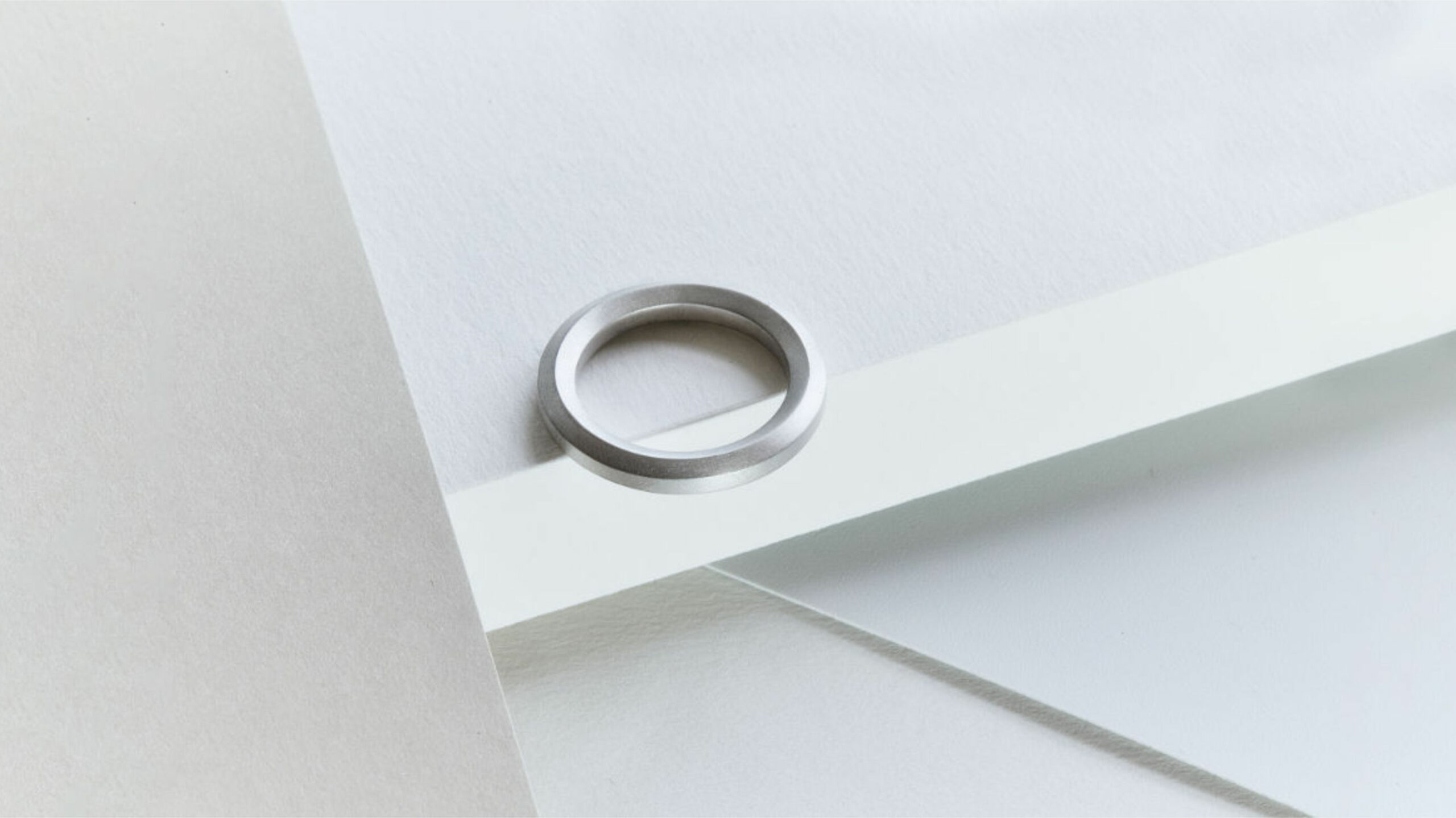 O-formad ring med sexkantiga element i 925 silver.