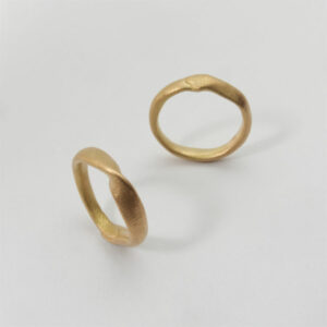 ハンドメイドの18Kゴールドの結婚指輪／婚約指輪、フィンガープリントが施された有機的な形のリング by Maki Okamoto