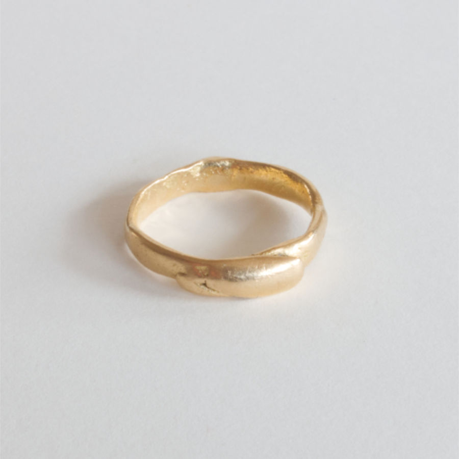 Handgjord 18K guldbröllop / förlovningsring, organisk formad ring med fingertryck av Maki Okamoto