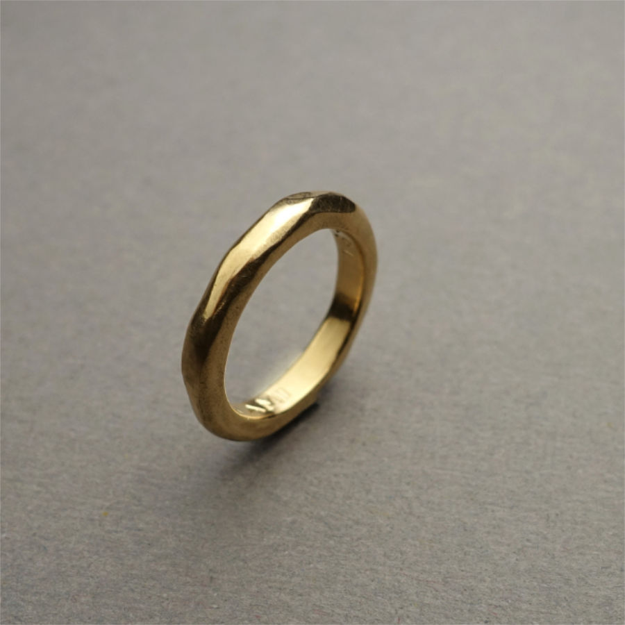 有機的な形のハンドメイドの18Kゴールドの結婚指輪／婚約指輪。 by Maki Okamoto