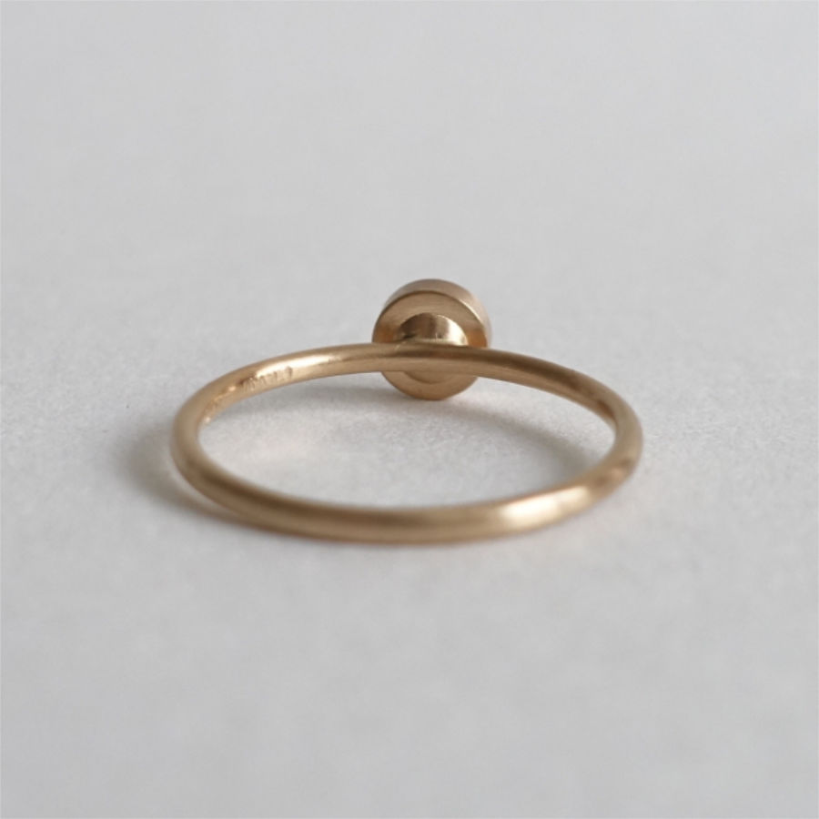ハンドメイドの18Kゴールドの結婚指輪／婚約指輪、トップにサークルモチーフをあしらったリング 