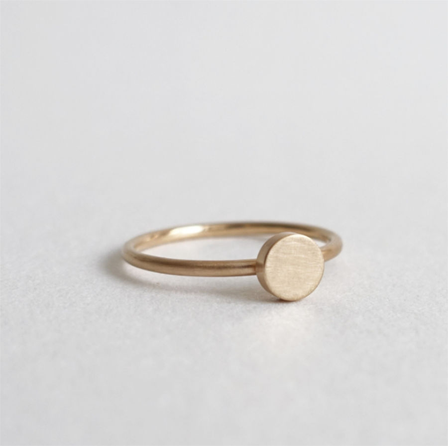 Handmade 18K gold wedding / engagement ring, ring with circle motif on top by Maki Okamoto