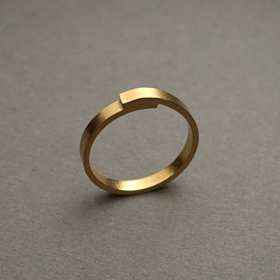Handgjord 18K guldbröllop / förlovningsring, Över rappad ring av Maki Okamoto