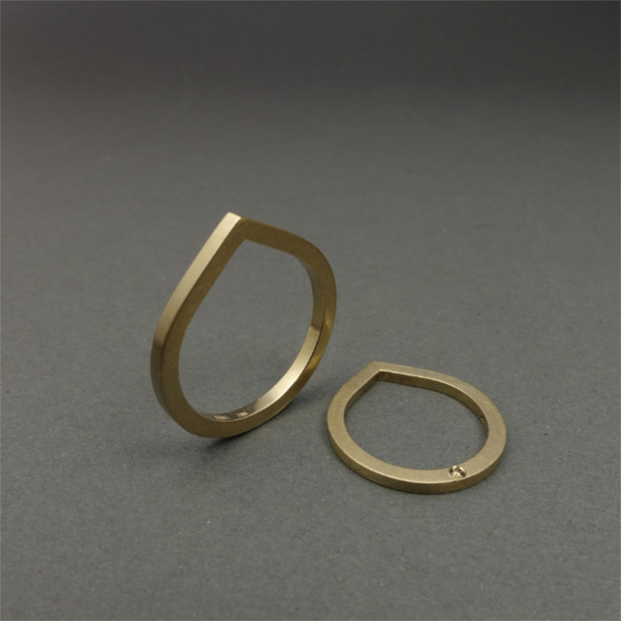 Handgjord 18K guldbröllop / förlovningsring, Droppformad ring med diamant av Maki Okamoto