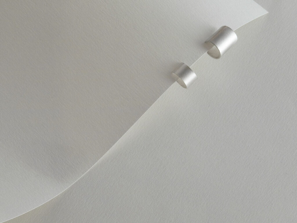 Paper Tape örhängen av Makiami. Handgjorda smycken tillverkade i Sverige. Foto av Rikard Lilja