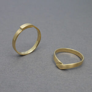 ハンドメイドの18Kゴールドの結婚指輪／婚約指輪、一部が重なるようなデザイン。 by Maki Okamoto