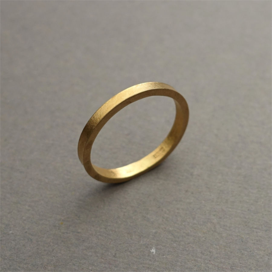 ハンドメイドの18Kゴールドの結婚指輪／婚約指輪、紙の質感を施したデザイン。 by Maki Okamoto