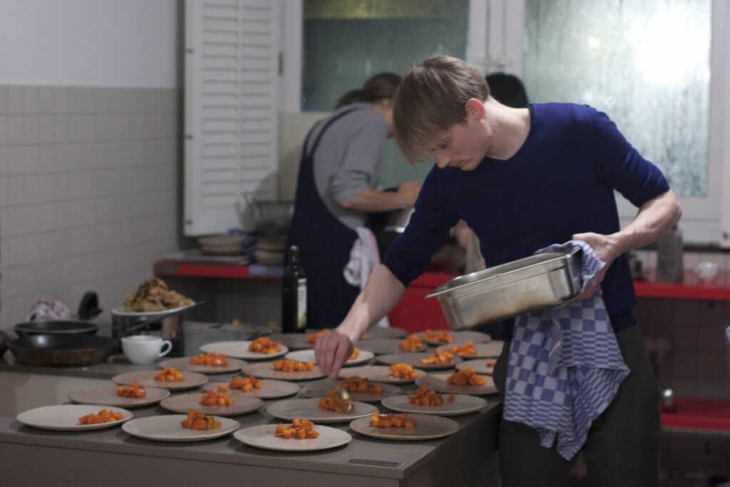 Den experimentella gastronomin samlar kända kockar och konstnärer för en unik kulinarisk upplevelse. 