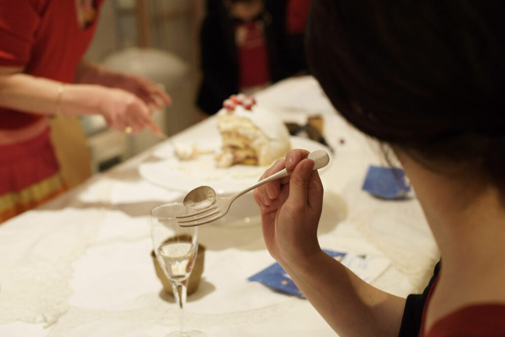 A food event at O-jewel " Thinking through eating " with the spoon project by Maki Okamoto. Photo by Tetsuhiro Koyanagi