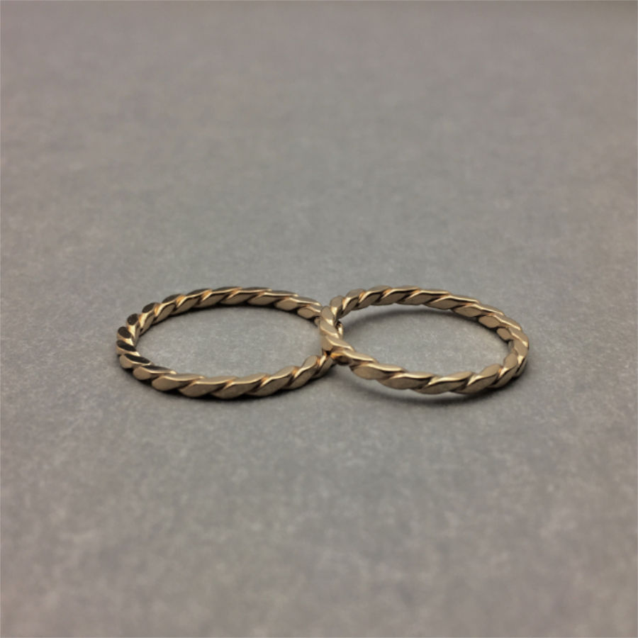 ハンドメイドの18Kゴールドの結婚指輪、婚約指輪、ツイストリング。 by Maki Okamoto