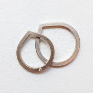 ハンドメイドの18Kゴールド製結婚指輪／婚約指輪、ドロップ型リング、ローズカットダイヤモンド（Maki Okamoto作