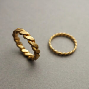 ハンドメイドの18Kゴールドの結婚指輪、婚約指輪、ツイストリング。 by Maki Okamoto